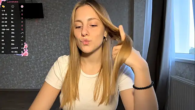 DreamyOlivia online show from September 29, 2025, 1:38 pm