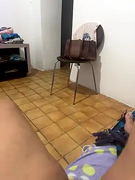 Snapshot of SecretBrunette chatting on October 9, 2025, 5:05 am SecretBrunette online show from October 9, 2025, 5:05 am