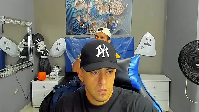 Snapshot of AngelAndChris chatting on October 25, 2025, 12:23 pm AngelAndChris online show from October 25, 2025, 12:23 pm