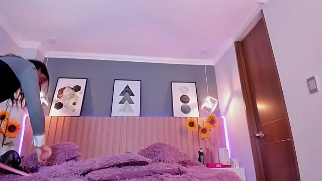 Nina Ford online show from April 9, 2026, 3:17 am