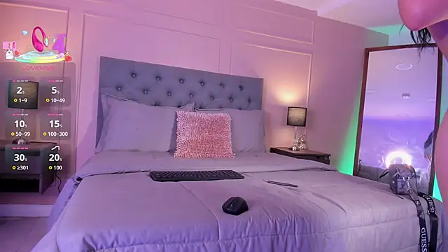 ALICESANDOVAL online show from October 6, 2025, 11:18 am