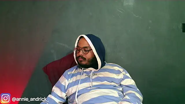  leda swan  online show from November 10, 2025, 12:59 pm