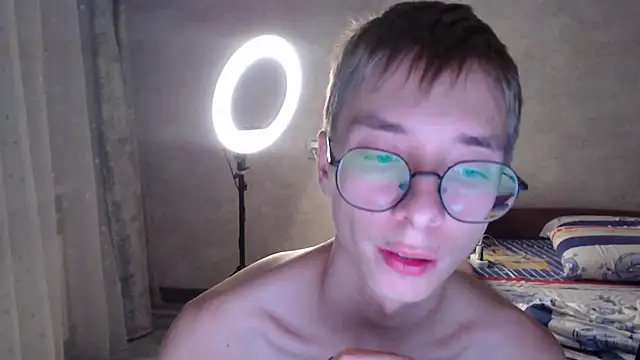 glasses cat online show from November 11, 2025, 9:59 pm