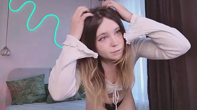 Lina Glow online show from April 22, 2026, 6:38 am