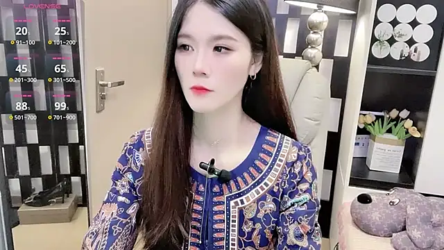 Yueyue-MM online show from November 18, 2025, 1:26 pm