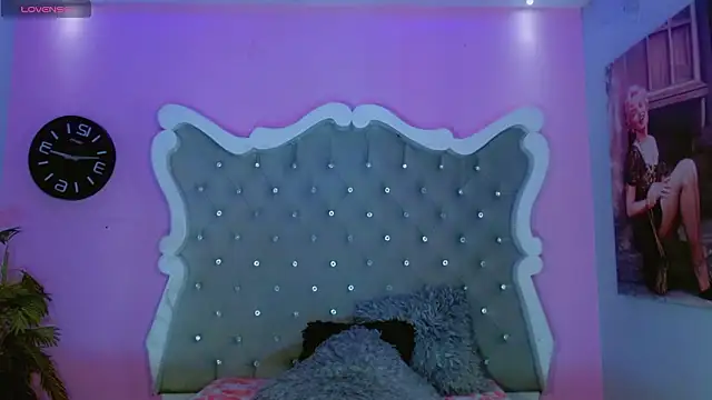 Honey Moontsts online show from March 10, 2026, 12:10 pm