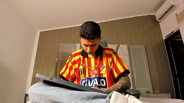 liaamsmiith  online show from September 27, 2025, 12:21 pm