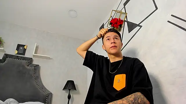 liaamsmiith  online show from October 16, 2025, 12:28 pm