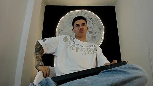 liaamsmiith  online show from October 22, 2025, 12:05 pm