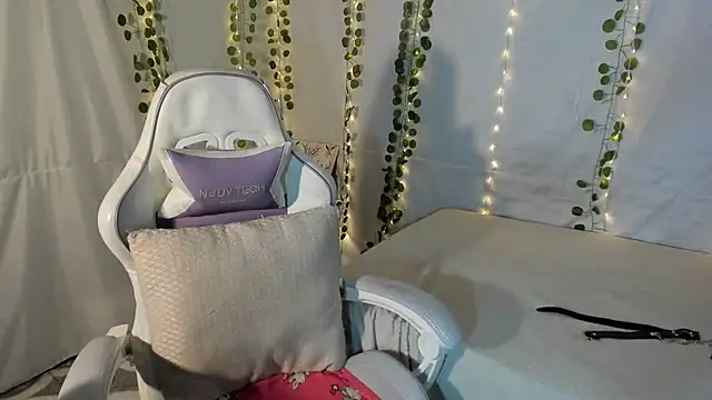 Zulema R1 online show from October 19, 2025, 4:57 am