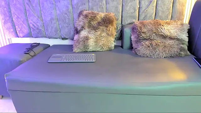 Snapshot of Rowan_Mills chatting on September 26, 2025, 9:19 pm Rowan Mills online show from September 26, 2025, 9:19 pm