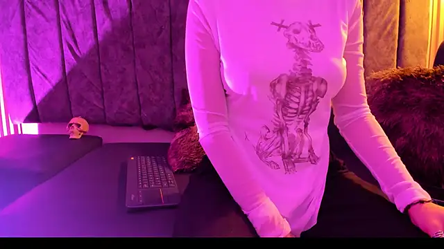 Snapshot of Rowan_Mills chatting on October 3, 2025, 8:28 pm Rowan Mills online show from October 3, 2025, 8:28 pm