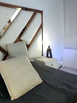 Niicolle Evanss online show from April 15, 2026, 7:43 pm