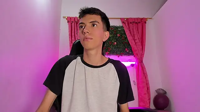 Snapshot of dylan_202520_ chatting on September 30, 2025, 11:37 am dylan 202520 online show from September 30, 2025, 11:37 am