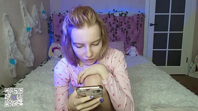 Pink Lila18 online show from February 16, 2026, 1:02 am