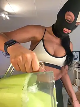 Snapshot of swedishbaddie chatting on September 21, 2025, 3:35 pm swedishbaddie online show from September 21, 2025, 3:35 pm