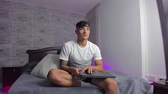 Snapshot of DavisFirb chatting on October 10, 2025, 2:43 am DavisFirb online show from October 10, 2025, 2:43 am