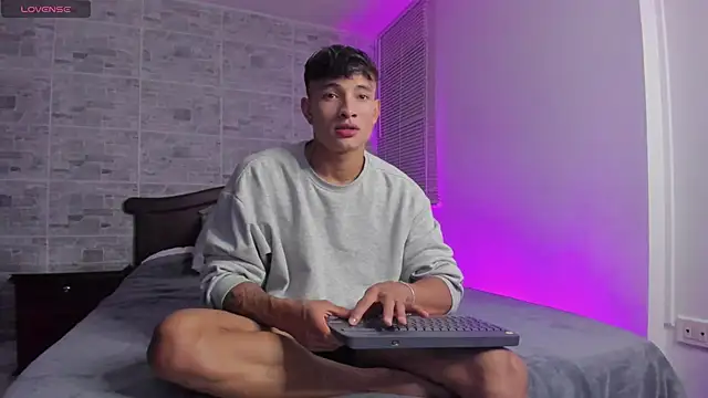 Snapshot of DavisFirb chatting on October 19, 2025, 2:01 am DavisFirb online show from October 19, 2025, 2:01 am