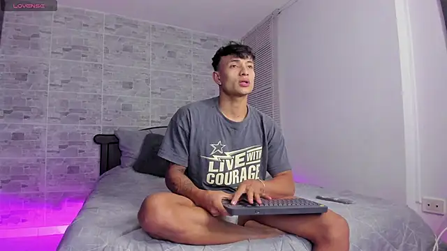 Snapshot of DavisFirb chatting on November 3, 2025, 1:19 am DavisFirb online show from November 3, 2025, 1:19 am