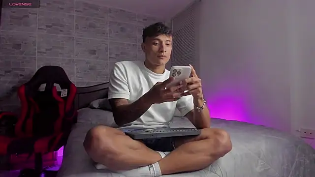 Snapshot of DavisFirb chatting on December 1, 2025, 2:49 am DavisFirb online show from December 1, 2025, 2:49 am