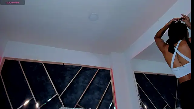 SusanaHenao online show from November 19, 2025, 5:46 pm