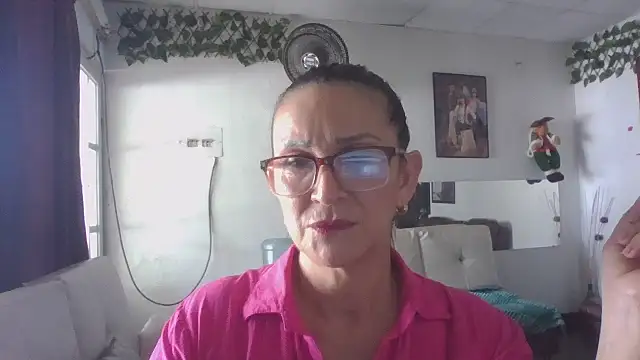 MiaVega online show from October 28, 2025, 3:47 pm