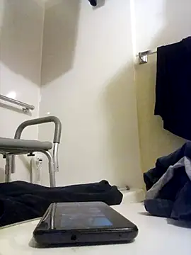 jizzyglizzy92 online show from February 28, 2026, 1:23 pm