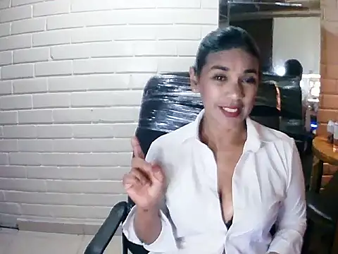 MiiaVelasquez online show from November 6, 2025, 4:13 am