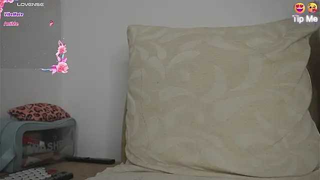 Roxybeautyy online show from March 27, 2026, 9:21 am