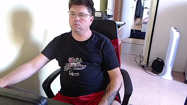 blueandwhite1 online show from October 24, 2025, 2:46 pm