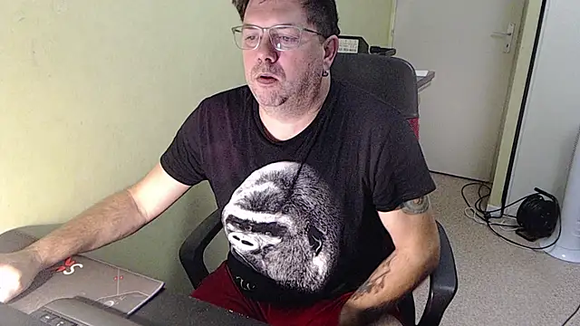 blueandwhite1 online show from November 1, 2025, 8:49 am