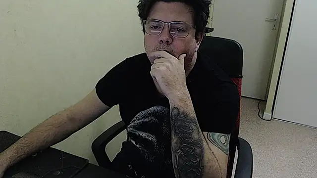 blueandwhite1 online show from January 7, 2026, 8:44 pm