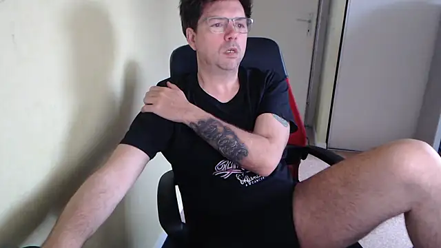 blueandwhite1 online show from April 18, 2026, 7:01 am