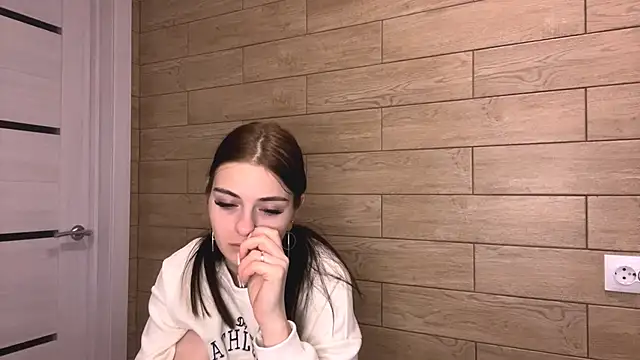 TianaWidell online show from December 21, 2025, 11:50 am