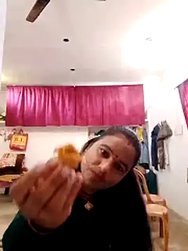 Snapshot of Suhani_hot12 chatting on December 19, 2025, 8:43 am Suhani hot12 online show from December 19, 2025, 8:43 am