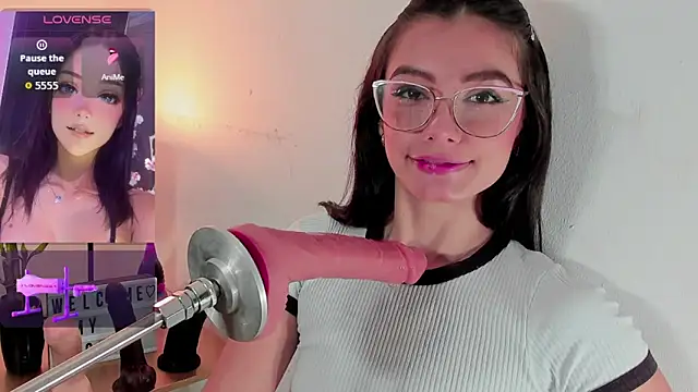 valentinna montess online show from November 4, 2025, 1:21 pm