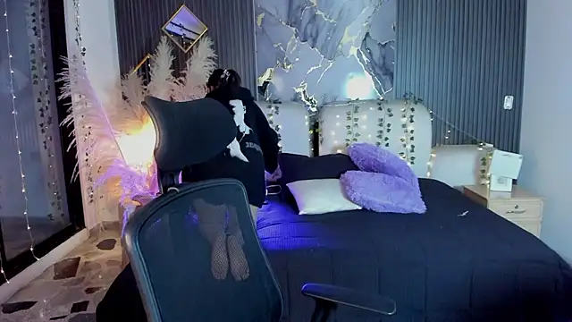 SarahCastro1  online show from February 25, 2026, 4:00 am