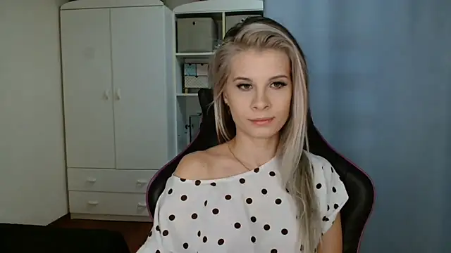 KristineGlow online show from March 27, 2026, 8:26 am