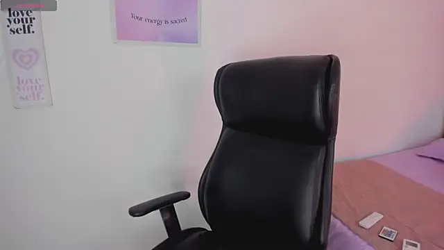 AnniEsstone online show from April 15, 2026, 9:26 pm