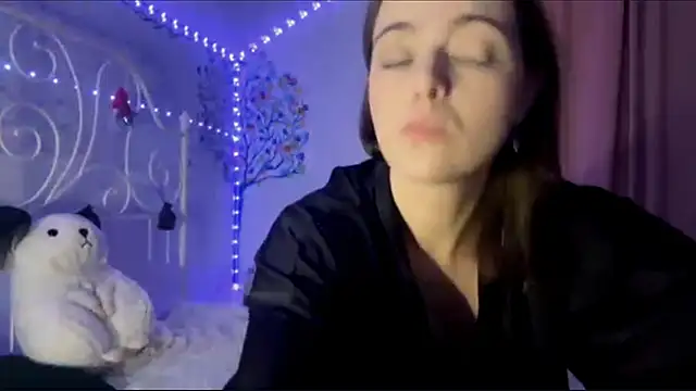 HoneyMist online show from September 26, 2025, 6:12 pm