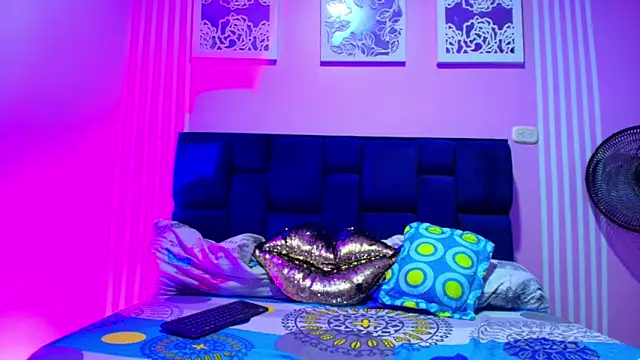 Hornycouple Hot online show from December 19, 2025, 7:43 pm