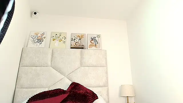 elizawiliamst online show from November 17, 2025, 11:27 am