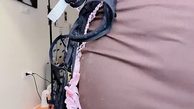 Snapshot of MaiLiiil chatting on December 18, 2025, 3:29 pm MaiLiiil online show from December 18, 2025, 3:29 pm