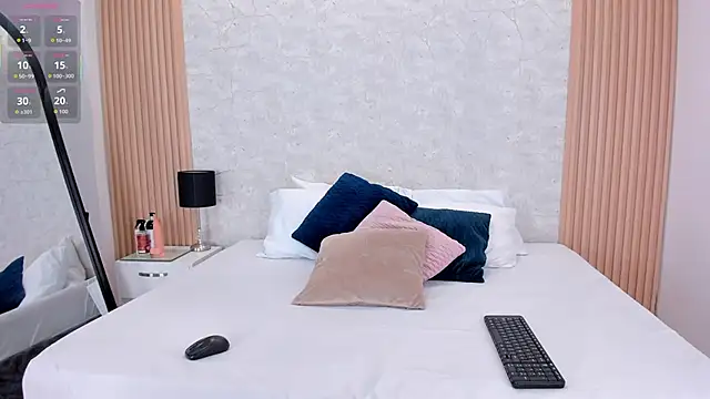 Snapshot of NaomyCollins__ chatting on September 30, 2025, 1:38 pm NaomyCollins online show from September 30, 2025, 1:38 pm