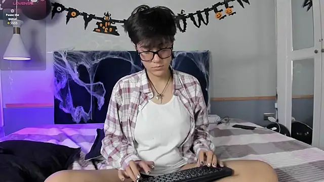 Snapshot of Tsuki_Maru chatting on October 15, 2025, 7:47 pm Tsuki Maru online show from October 15, 2025, 7:47 pm