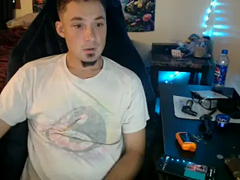 Snapshot of YoBlezz chatting on September 30, 2025, 6:13 pm YoBlezz online show from September 30, 2025, 6:13 pm