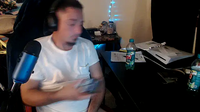 Snapshot of YoBlezz chatting on October 3, 2025, 7:05 am YoBlezz online show from October 3, 2025, 7:05 am