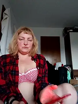 LiluLiluLilu online show from April 18, 2026, 5:39 pm