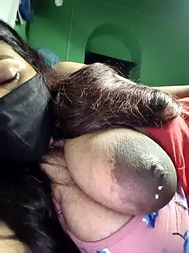 Snapshot of V-hot-swiet chatting on October 3, 2025, 11:35 pm V-hot-swiet online show from October 3, 2025, 11:35 pm