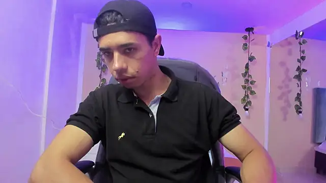 Muscle Scott online show from December 4, 2025, 12:47 pm